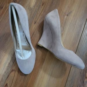 Nine West "To The Flo" Dark Taupe suede wedges, New in box